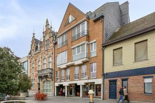 <p><span>BIJZONDER RUIM, LUMINEUS, GOED ONDERHOUDEN EN UNIEK DUPLEX-APPARTEMENT 179M² MET 3 SLAAPKAMERS EN KELDER<br />3de en 4de verdieping (met lift) - ligging in centrum met zicht op Dorpshart nabij station met vlotte bereikbaarheid via N16, A12 en N17<br /><br /></span><span>3de verdieping:</span><span> Inkomhal / wc met handwas / grote living met eetplaats en ingerichte open keuken (totale opp.: 61m²) met aangenaam terrasgevoel (met zonnetenten) en zicht op Dorpshart / berging met wasplaats.</span></p><p><span>4de verdieping:</span><span> Nachthal (4 x 1,4m) / 3 ruime slaapkamers (35m²; 32m²; 4,9 x 3m) / badkamer (11m²) (in 2015 vernieuwd) met wastafel, ligbad, douche en wc.</span></p><p><span>Individuele kelderberging (5m²).</span></p><p><span> </span></p><p><span>Appartement is voorzien van centrale verwarming (gas) en 2 warmtepompen lucht-lucht (airco) (in living en slaapkamer).</span></p><p><span> </span></p><p><span>Elektriciteit conform AREI.</span></p><p><span><br />Mogelijkheid tot aankoop garage (op parking achter gebouw).</span></p><p><span> </span></p>