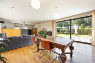 <strong>Moderne woning met 5 slaapkamers op een perceel van 1170 m², rustig gelegen in een doodlopende straat. Epc-label: C<br /><br />Ligging: </strong>achteraan in een doodlopende straat nabij het centrum<br /><br /><strong>Indeling:</strong> inkomhal, toilet, vestiaire, woonkamer, keuken, wasplaats, 5 slaapkamers, badkamer, garage, kelder, zolder<br /><br /><strong>Omschrijving:</strong> moderne woning (architect Paul Schellekens 1997) op een perceel van 1170 m², gelegen in de speelkaartenwijk, een rustige verkeersarme verkaveling nabij het centrum van Turnhout. De Jokerstraat en de achterliggende Azenstraat vallen op door de moderne architectuur van de woningen met een vlotte autovrije fietsverbinding naar de ring. De woning heeft een bewoonbare oppervlakte van +/- 280 m² en met 5 slaapkamers is deze woning ideaal voor grotere gezinnen. <br /><br />De woning heeft veel potentieel maar moet hier en daar worden opgefrist, denken we aan schilderwerk, opschuren parketvloeren, ...<br /><br /><strong>Benedenverdieping</strong> met inkomhal met vestiaire en toilet, gezellige woonkamer met open trap, voleiken parketvloeren en een inbouwhaard die de woonkamer scheidt van een bureau. Veel ingemaakt kastwerk en speakerbekabeling. Gesloten keuken met kastwerk en toestellen. Aansluitende wasplaats met toegang naar de kelder. De woning is volledig onderkelderd met tevens een aparte toegang voor fietsen. Inpandige garage met automatische poort. Nieuwe Cv op gas. Hier kunnen makkelijk 2 wagens achter elkaar staan. <br /><br />De <strong>bovenverdieping</strong> heeft een ouderslaapkamer en 4 kinderkamers allen met ingemaakte kasten. De badkamer, te vernieuwen, is voorzien van een ligbad, douche en een badkamermeubel. Via de badkamer een vaste trap naar de zolderberging. Een gedeelte hiervan zou kunnen dienen als speelkamer.<br /><br />Rondom de woning een grote tuin waar je de ganse dag kan genieten van zon en privacy.<br /><br /><strong>Epc-score:</strong> 254 kWh/m² (label C)<br /><br /><strong>Bijzondere informatieplicht:</strong> in aanvraag
