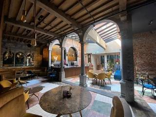 Deze prachtige ruimte is gelegen op de populaire Melkmarkt, vlakbij de Groenplaats, Eiermarkt en de hoofdwinkelstraat Meir. De winkel is +/-...