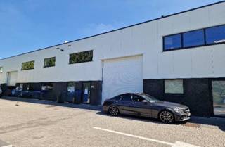 Magazijn 200m²•Structuur: staalstructuur•Vrije hoogte: 6 m•Draagkracht vloer: 3 T/m²•Sectionaalpoorten: 1•Verlichting: LEDmogelijkheid om kantoor bij...