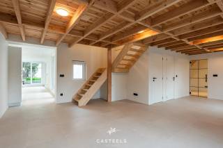 Ontdek deze volledig vernieuwde woning, waar modern comfort, energie-efficiëntie en een slimme indeling perfect samenkomen.Deze woning beschikt over...