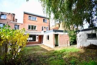Interessante half vrijstaande burgerwoning van 1945 ontworpen door architect De Brauwer met 3 bouwlagen en plat dak in modernistisch getinte...