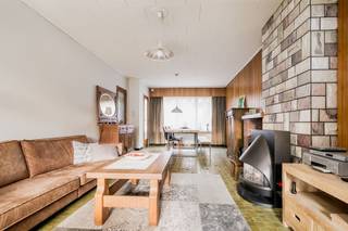 <p><span>Te renoveren gezinswoning met garage en tuin in Kontich.</span></p><p><span>In het hart van Waarloos bevindt zich deze charmante gezinswoning, ideaal voor wie op zoek is naar een renovatieproject met karakter en potentieel. Met een grondoppervlakte van 488 m² en een bebouwde oppervlakte van 137 m² ( + zolder) vormt deze woning een solide basis om volledig naar eigen smaak te moderniseren.</span></p><p><span>Bij het binnenkomen vallen meteen de authentieke houten elementen en lambrisering op, die de leefruimtes een warme en huiselijke uitstraling geven. De logische en functionele indeling zorgt voor een aangenaam wooncomfort en biedt flexibiliteit voor verschillende gezinssituaties. De woning beschikt over vier ruime slaapkamers en een badkamer, wat het geheel bijzonder geschikt maakt voor een groter gezin of wie extra werk- of hobbyruimte wenst. Daarnaast zijn een garage en zolder aanwezig, wat extra opberg- of uitbreidingsmogelijkheden creëert.  Achter de keuken bevindt zich een aangenaam terras dat uitkijkt op de diepe tuin. De tuin biedt dankzij haar grootte en indeling vele mogelijkheden voor ontspannen buitenleven, speelruimte of toekomstige aanpassingen. Een praktisch tuinhuisje is eveneens aanwezig.</span></p><p><span>De ligging is bovendien een grote troef: de woning bevindt zich nabij openbaar vervoer en geniet van vlotte verbindingen richting belangrijke invalswegen en de autostrade.</span></p>