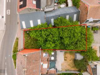 Bouwgrond van 216 m² op strategische locatie in Gent<br /><br />Op een centrale en vlot bereikbare locatie aan de Meulesteedsesteenweg 127/129 in Gent bevindt zich deze bouwgrond met een perceeloppervlakte van 216 m². Een interessante opportuniteit voor wie wil bouwen of investeren in een stadswijk die volop in ontwikkeling is.<br /><br />De bouwgrond ligt in Muide-Meulestede, nabij het Voorhavenpark en op korte afstand van het centrum van Gent. Winkels, scholen, horeca, openbaar vervoer en andere dagelijkse voorzieningen bevinden zich in de nabije omgeving. Ook de verbinding met de E17 en E40 is vlot bereikbaar.<br /><br />De ligging vormt een belangrijke troef. Muide-Meulestede bevindt zich namelijk op een kantelpunt waarbij verschillende grootschalige stadsontwikkelingen en mobiliteitsprojecten samenkomen. Met het stadsvernieuwingsproject Muide Meulestede Morgen zet Stad Gent sterk in op meer groen, kwalitatieve publieke ruimte en betere fiets- en wandelverbindingen.<br /><br />Ook op vlak van mobiliteit verandert de omgeving aanzienlijk. De nieuwe Verapazbrug zorgt voor een hertekening van de verkeersstromen rond de wijk en moet het doorgaand verkeer in Muide en Meulestede verminderen. Daarnaast zijn er verdere plannen voor de uitbreiding van het tramnet, waardoor de bereikbaarheid met het openbaar vervoer in de toekomst verder versterkt wordt.<br /><br />Een andere belangrijke ontwikkeling is Oude Dokken, het nieuwe stadsdeel dat vlakbij wordt uitgebouwd. De voormalige havenomgeving transformeert er tot een levendige stadswijk met meer dan 1.000 woningen, groenvoorzieningen, publieke functies, recreatie en een uitgebreide fiets- en wandelpromenade.<br /><br />Ook binnen Muide-Meulestede zelf wordt verder geïnvesteerd in groen en leefbaarheid. Met onder andere het Voorhavenpark en verschillende andere groene zones krijgt de buurt steeds meer een aangenaam en stedelijk woonkarakter.<br /><br />Perceeloppervlakte: 216 m²<br /><br />Kortom, een interessante bouwgrond voor wie op zoek is naar een stedelijke locatie in Gent, met een goede bereikbaarheid én het potentieel van een buurt die de komende jaren verder wordt ontwikkeld.<br /><br />Voor meer informatie kunt u contact opnemen met Eva via 0475 69 38 22 of eva@vicusvastgoed.be.
