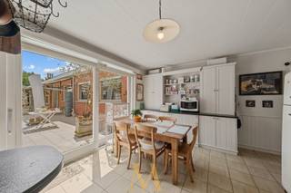 Dit ruime handelspand met woonst bevindt zich op een uiterst centrale en commerciële ligging in het hart van Desselgem. De voormalige...