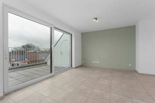 Roeselare nabij centrum – Stijlvol nieuw dakappartement in hartje stad met twee slpks en twee terrassenOntdek dit moderne en luxueus afgewerkte...