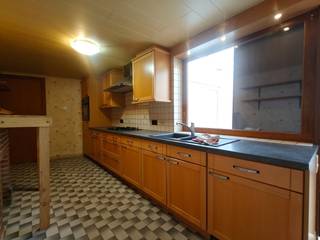 Bij het betreden van deze woning komt u terecht in de inkom die u leidt naar de woonkamer. Aansluitend bevindt zich de keuken, die voorzien is van...