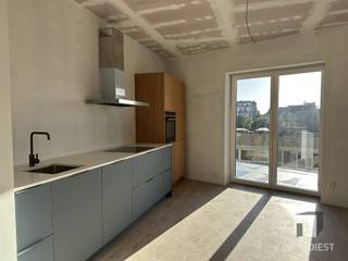 <p><span>In de mooiste winkelstraat van Diest verkoopt Immo Diest dit prachtig doorzonappartement met een gevelbreedte van meer dan 12m!</span></p><p><span>Geniet van uitzonderlijk veel lichtinval, en dat midden in de stad. Het appartement zal klaar zijn bij akte en heeft volgende indeling:</span></p><p><span> </span></p><p><span>GELIJKVLOERS:</span></p><p><span>- gemeenschappelijke inkomhal met fietsenberging</span></p><p><span>- trap naar boven</span></p><p><span>- trap naar de kelder</span></p><p><span> </span></p><p><span>TWEEDE VERDIEPING:</span></p><p><span>- eigen inkomhal </span></p><p><span>- grote slaapkamer die -indien u wenst- opgedeeld kan worden in 2 volwaardige (slaap)kamers/dressing/bureau</span></p><p><span>- toffe keuken met toestellen en alle comfort</span></p><p><span>- leefruimte met hoge plafonds en veel ramen (daglicht)</span></p><p><span>- zonnig terras aan de achterzijde</span></p><p><span>- badkamer met lavabo en douche</span></p><p><span>- apart toilet</span></p><p><span>- berging/wasplaats met oa. gaswandketel en omvormer zonnepanelen </span></p><p><span> </span></p><p><span>ENERGIEZUINIG:</span></p><p><span>- verwarming op aardgas</span></p><p><span>- zonnepanelen met eigen omvormer (3x400WP)</span></p><p><span>- ventilatie C</span></p><p><span>- EPB voorcalculatie: E39 (dit in een indicatie, het definitieve E-peil kan afwijken van de voorcalculatie en wordt pas vastgesteld na ingebruikname)</span></p><p><span> </span></p><p><span>In de kelder beschikt u nog over een eigen kelderberging.</span></p><p><span>Op het gelijkvloers is er een gemeenschappelijke fietsenberging.</span></p><p><span> </span></p><p><span>PS: </span></p><p><span>- de werken zijn nog bezig en zullen klaar zijn tegen het moment van akte </span></p><p><span>- u betaalt geen btw maar 2% registratierechten op de aankoop (als u aan de voorwaarden voldoet)</span></p><p><span>- blijft het E-peil onder E60 en voldoet het appartement aan alle EPB vereisten? Dan geniet u mogelijk gedurende 5 jaar een vrijstelling op de onroerende voorheffing gezien de Ingrijpende Energetische Renovatie.</span></p><p><span> </span></p><p><span>MEER INFO EN EEN BEZOEK?</span></p><p><span>Aarzel niet, contacteer Immo Diest: 013 31 25 22.</span></p><p><span>Wij laten u dit knappe appartement graag asap bekijken.</span></p>