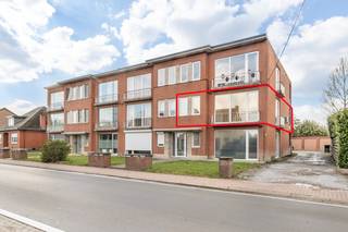 Dit mooie hoekappartement is gelegen in een kleinschalige residentie op de eerste verdieping. Het werd in 2015 grondig gerenoveerd met oa...