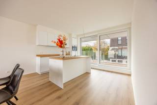 Dit appartement maakt deel uit van het nieuwbouwproject De Blauwe Parel - Residentie Isla de Coiba.<br /><br />Het appartement is gelegen op de eerste verdieping en werd op plan ingedeeld als volgt:<br />Inkomhal met toilet, berging, open ingerichte keuken palend aan terras met zicht op de Ostendialaan, lichtrijke leefruimte palend aan terras met zicht op de binnentuin, 2 slaapkamers en 1 badkamer met douche.<br />Een terras is zuidoostelijk georiënteerd. <br /><br />In het ondergronds complex zijn zowel autostaanplaatsen als afgesloten garageboxen die vrijblijvend kunnen aangekocht worden met het appartement.<br /><br />Appartement: 103,39 m²<br />Terrassen: 18,45 m²