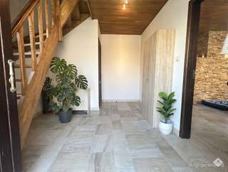 <p><span>Deze ruime en instapklare woning is ideaal gelegen op een perceel van maar liefst 9 are, op korte afstand van het centrum van Buggenhout. <br />Dankzij de praktische indeling en royale ruimtes biedt deze woning alle comfort voor het hele gezin.</span></p><p><span> </span></p><p><span>Op het gelijkvloers betreedt u de woning via de inkomhal met gastentoilet. <br />De lichtrijke en ruime leefruimte geeft directe toegang tot de tuin en sluit naadloos aan op de volledig ingerichte keuken. <br />Aansluitend bevindt zich een bijzonder ruime garage, die momenteel dienst doet als extra berging en wasruimte.</span></p><p><span> </span></p><p><span>De eerste verdieping omvat een nachthal die toegang geeft tot drie volwaardige slaapkamers (18m² - 15,5m² - 14m²) en een badkamer, uitgerust met een ligbad met douchefunctie.</span></p><p><span> </span></p><p><span>Op de tweede verdieping bevinden zich nog twee volwaardige slaapkamers (14,5m² - 15,5m²). </span></p><p><span> </span></p><p><span>Buiten geniet u van een zeer ruime tuin, perfect voor ontspanning en gezinsactiviteiten. <br />Daarnaast beschikt de woning over een oprit met plaats voor meerdere wagens, afgesloten via een elektrische poort.</span></p><p><span> </span></p><p><span>Kortom, een veelzijdige gezinswoning met veel ruimte, zowel binnen als buiten, en een gunstige ligging.</span></p><p><span> </span></p><p><span>Interesse?</span><span><br />Voor meer informatie of een bezoek ter plaatse:<br />alexander@immorobert.be<br />052 89 50 99</span></p>