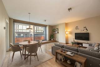 <p><span>Charmant appartement van 83m² nabij centrum Merksem.</span></p><p><span> </span></p><p><span>Op de eerste verdieping bevindt zich dit appartement met veel potentieel, ideaal voor wie graag een woning naar eigen smaak wil opfrissen of inrichten.</span></p><p><span>Het kleinschalig gebouw beschikt over een praktische lift.</span></p><p><span>Dankzij de praktische en doordachte indeling vormt dit een interessante opportuniteit voor zowel eigen bewoning als investering.</span></p><p><span> </span></p><p><span>Bij het betreden van het appartement komt u meteen terecht in de leefruimte. De leefruimte baadt in het natuurlijk licht dankzij de recent vernieuwde raampartijen. Dit zorgt ervoor dat er een gezellige eethoek met veel daglicht gecreëerd kan worden.</span></p><p><span>Aansluitend bevindt zich de half-open keuken die functioneel is ingericht met een gasfornuis, werkblad en voldoende opbergruimte.</span></p><p><span> </span></p><p><span>Verder beschikt het appartement over een badkamer voorzien van bad en wastafel met meubel, apart toilet en twee slaapkamers.</span></p><p><span>De tweede slaapkamer heeft bovendien toegang tot het klein terras waar u kan genieten van frisse buitenlucht.</span></p><p><span> </span></p><p><span> </span></p><p><span>Als extra beschikt het appartement bovendien over een praktische kelderberging.</span></p>