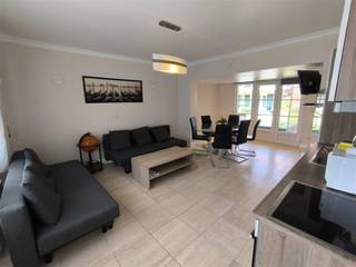 Gelegen in de groene oase van Park Atlantis in De Haan, vindt u dit ruim 2 slaapkamer appartement met zonnig terras. Het appartement is gelegen op het gelijkvloers in de residentie 'Dahlia' en biedt voldoende ruimte om er met het hele gezin te vertoeven! Het appartement bevindt zich middenin het groen en geeft uit op een prachtige binnentuin. Het strand en de zee liggen op wandelafstand (+/- 800m) en er is voldoende parkeergelegenheid op het domein.Park Atlantis biedt voor ieder wat wils met o.a. tennisbanen, speeltuintjes, petanqueveld, etc... Kortom: de ideale vakantieplek voor wie wenst te genieten van het strand en de zee, in het midden van een groene omgeving! Omvat: een leefruimte met open ingerichte keuken, twee slaapkamers en badkamer met douche, lavabo en toilet. Er is tevens ook een terras aanwezig waar het gezellig zitten is. Het appartement wordt momenteel verhuurd op vakantiebasis en biedt een heel mooi huurrendement! TROEVEN:• wordt gemeubeld verkocht• groene en rustige omgeving Dit appartement kan uw ideale vakantieverblijf zijn aan onze kust of uw perfecte investering. Domicilie niet toegestaan. 📞 Contacteer Lorenzo voor een bezoek: 0492 08 08 08 – lorenzo@correctvastgoed.be👉 Online schattingstool: https://www.correctvastgoed.be/schatting