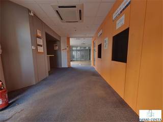 Dit ruime handelspand van 229m² aan het Oudstrijdersplein 15 in Middelkerke biedt eindeloze mogelijkheden voor ondernemers. Dankzij de...