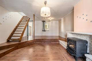 <p>Compact en praktisch huis in de Lindenstraat in Beveren-Kruibeke-Zwijndrecht, met een aangename tuin en een vlotte bereikbaarheid.</p>
<p>Deze gesloten bebouwing is een interessante keuze voor starters die op zoek zijn naar een betaalbaar en praktisch huis met buitenruimte. De woning beschikt over een gezellige tuin met terras, ideaal voor zomerse dagen, kinderen of huisdieren. Dankzij de ligging in de Lindenstraat geniet u van een residentiële omgeving met een goede verbinding naar dagelijkse voorzieningen, winkels en openbaar vervoer. Binnen biedt de woning een functionele indeling met twee slaapkamers, een lichtrijke leefruimte en een praktische keuken. Een compacte woning met veel potentieel voor wie comfortabel wil wonen in Beveren-Kruibeke-Zwijndrecht.</p>
<p> </p>
<p>Belangrijkste ruimtes:<br />• Woonkamer (26,7 m²) met open haard en aangename leefruimte<br />• Keuken (8,7 m²) uitgerust met dubbele spoelbak, dampkap en gaskookplaat<br />• Badkamer (5,8 m²) met ligbad, lavabo en toilet<br />• Slaapkamer (11 m²)<br />• Slaapkamer (7 m²)<br />• Berging met extra opbergruimte<br />• Tuin met terras</p>
<p> </p>
<p>Troeven:<br />• Aangename tuin met terras voor ontspanning en buitenleven<br />• Gelegen in de residentiële Lindenstraat met vlotte bereikbaarheid<br />• Ideale starterswoning met praktische indeling</p>
<p> </p>
<p>Neem vandaag nog contact op met je ERA-makelaar voor een bezoek.</p>
<p> </p>
<p>JOUW DROOMHUIS. ZO GEVONDEN!</p>