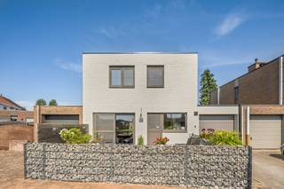 Droomt u van een gezellige woning waar u meteen kunt intrekken zonder zorgen? Dan is deze instapklare woning in het groene Helchteren precies wat u zoekt. Deze charmante woning beschikt over drie volwaardige slaapkamers en biedt alle ruimte en comfort voor een gezin, een jong koppel of iedereen die op zoek is naar een aangename thuis in een rustige omgeving.<br /><br />Bij het betreden van de woning wordt u verwelkomd door een lichtrijke leefruimte met een warme en uitnodigende sfeer. De praktische indeling zorgt voor een optimaal gebruik van de beschikbare ruimte en creëert een aangenaam wooncomfort. De woning werd steeds goed onderhouden en verkeert in een verzorgde staat, waardoor u zonder grote werken of renovaties onmiddellijk kunt verhuizen en genieten van uw nieuwe woonst. ✨<br /><br />De keuken sluit mooi aan bij de leefruimte en vormt het hart van de woning, waar dagelijks leven en gezellig samenzijn centraal staan. Dankzij de grote raampartijen geniet u bovendien van veel natuurlijke lichtinval, wat bijdraagt aan het open en ruimtelijke gevoel doorheen de woning.<br /><br />Ook buiten weet deze woning te overtuigen. De verzorgde en sfeervolle tuin vormt een heerlijke plek om tot rust te komen na een drukke dag. Geniet er van zonnige momenten met familie en vrienden, terwijl kinderen er veilig kunnen spelen. 🌸☀️<br />Of u nu graag ontspant op het terras of gezellige zomeravonden doorbrengt in goed gezelschap, deze buitenruimte biedt alles om optimaal van het buitenleven te genieten. Dankzij de aangename combinatie van rust, privacy en gezelligheid vormt deze tuin een echte troef van de woning.<br /><br />De woning is gelegen in een aangename en rustige buurt van Helchteren, een geliefde gemeente waar natuur, comfort en bereikbaarheid hand in hand gaan. 🌿 In de nabije omgeving vindt u scholen, winkels, horeca, sportfaciliteiten en openbaar vervoer. Daarnaast zorgen de vlotte verbindingswegen ervoor dat omliggende gemeenten en steden gemakkelijk bereikbaar zijn. Ook liefhebbers van wandelen en fietsen zullen de groene omgeving en de vele recreatiemogelijkheden in de buurt zeker weten te waarderen.<br /><br />Deze woning combineert een rustige ligging met alle dagelijkse voorzieningen binnen handbereik en biedt een ideale woonomgeving voor jong en oud. Bent u op zoek naar een instapklare woning met drie slaapkamers, een gezellige tuin en een uitstekende ligging in Helchteren? Dan is dit een unieke kans die u niet mag missen. ❤️<br /><br />Stedenbouwkundige info:<br />Woongebied met landelijk karakter – bouwvergunning – geen rechterlijke herstelmaatregel of bestuurlijke maatregel opgelegd – geen voorkooprecht - verkavelingsvergunning. <br /><br />O-peil: niet overstromingsgevoelig<br /><br />EPC: 145 kWh/m² jaar - certificaatnummer: 20260611-0003880164-RES-1<br /><br />G-score: A<br />P-score: A<br />