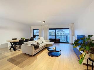 Cet agréable et spacieux appartement de deux chambres avec terrasse est situé à la périphérie de la ville. Grâce à sa situation idéale, vous êtes à distance de marche de toutes les commodités possibles (commerces, transports en commun, hôpital, parc Rabot,...).L'appartement dispose de grandes fenêtres qui laissent entrer beaucoup de lumière dans l'espace de vie.Disposition de l'appartement :Hall d'entrée avec toilettes séparées pour les invités - salon - terrasse - cuisine installée - chambre 1 - salle de bain - chambre 2.Une place de parking peut être louée dans cet appartement pour 60 euros/mois.Les coûts mensuels communs sous forme de commission sont de 100 euros/mois, consommation de chauffage comprise.Disponible à partir du 01/03/2026.