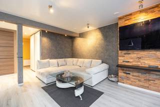 <br />Dit instapklare, volledig gerenoveerde appartement (88 m² volgens EPC) is tot in detail afgewerkt. De moderne, volledig uitgeruste keuken vormt het warme hart van het appartement en is uitgerust met discreet geïntegreerde plafondluidsprekers voor een volwaardig surround sound-systeem.<br /><br />Het appartement beschikt over twee slaapkamers. De ruime master bedroom heeft ingebouwde kasten en een stijlvol bedmeubel met geïntegreerde tv. De tweede slaapkamer is multifunctioneel ingericht met maatwerkbureau, kasten en een opklapbaar bed.<br /><br />De wellnessbadkamer biedt zowel een douche met massagefuncties als een bad met jacuzzi-functie. Daarnaast beschikt het appartement ook over een apart toilet.<br /><br />Troeven:
<ul>
	<li>Twee terrassen voor- en achteraan</li>
	<li>EPC B</li>
	<li>Asbestveilig</li>
	<li>Conforme elektriciteit</li>
	<li>Berging</li>
</ul>
<br />Een garagebox, verplicht bij aan te kopen aan €25.000, ligt pal aan de uitgang en zorgt voor vlot in- en uitrijden.<br /><br />Absoluut een bezoek waard. Neem gerust contact op voor meer info of een bezichtiging.