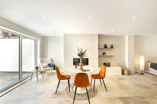 Goedgelegen op wandelafstand van het centrum: charmant gerenoveerde woning met 3 grote slk, en STADSTUIN. Kwalitatieve renovatie, met oog en...