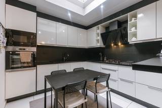 <p>Cette spacieuse maison familiale est située au Keizer Leopoldstraat 22, à proximité de Sint-Jacobs et de Portus Ganda. Le bien se trouve à quelques pas du centre historique de Gand et de la gare de Gent-Dampoort. Les autoroutes E17, E40 et le R4 sont également facilement accessibles. Les commerces, restaurants, écoles et transports en commun se trouvent à proximité immédiate. Le bien bénéficie d’un excellent Mobiscore de <strong>9,4/10</strong>.</p>
<p>Vous entrez dans la maison par un hall d’entrée avec vestiaire. Celui-ci donne accès à un spacieux séjour avec cheminée au gaz, qui se prolonge harmonieusement par une cuisine moderne et entièrement équipée. Grâce au puits de lumière central, la cuisine bénéficie d’une belle luminosité naturelle. Un WC séparé avec lavabo se trouve également au rez-de-chaussée.</p>
<p>Le premier étage comprend une spacieuse chambre ainsi qu’une salle de bains moderne équipée d’une douche dans la baignoire, d’un WC et d’un lavabo. Un espace est également prévu pour une machine à laver et un sèche-linge.</p>
<p>Le deuxième étage comprend deux chambres, dont une grande chambre à l’avant de la maison et une chambre plus petite et chaleureuse à l’arrière.</p>
<p>Un escalier fixe mène au dernier étage. Cet espace supplémentaire peut être aménagé en <strong>quatrième chambre, bureau ou espace de loisirs</strong>, offrant ainsi différentes possibilités.</p>
<p><strong>Les atouts de cette propriété :</strong></p>
<ul>
<li>
<p>Spacieuse maison familiale idéalement située</p>
</li>
<li>
<p>3 chambres + possibilité d’une 4ème chambre</p>
</li>
<li>
<p>Excellent Mobiscore de 9,4/10</p>
</li>
<li>
<p>À proximité de Sint-Jacobs, Portus Ganda et du centre historique de Gand</p>
</li>
<li>
<p>À quelques pas de la gare de Gent-Dampoort</p>
</li>
<li>
<p>Accès facile aux E17, E40 et R4</p>
</li>
<li>
<p>Spacieux séjour avec cheminée au gaz</p>
</li>
<li>
<p>Cuisine moderne et entièrement équipée</p>
</li>
<li>
<p>Puits de lumière central offrant une belle luminosité naturelle</p>
</li>
<li>
<p>Salle de bains avec douche dans la baignoire et deuxième WC</p>
</li>
<li>
<p>Étage supplémentaire offrant de nombreuses possibilités</p>
</li>
<li>
<p>Label EPC D</p>
</li>
</ul>
<p><strong>Plus d’informations ou pour organiser une visite ?</strong><br />Contactez Sudenaz au <strong>0485 77 66 47</strong> ou par e-mail à <strong>info@vicusvastgoed.be</strong>.</p>