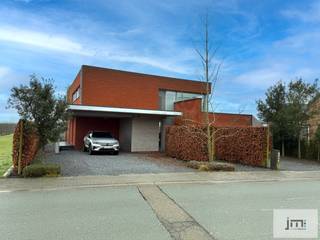 Deze prachtige villa biedt niet alleen een ruime en luxueuze woonomgeving, maar ook de ideale ruimte voor een kantoor aan huis. Gelegen in een...