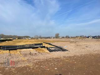 Bedrijfsgebouw op maat van 1.318 m² in combinatie met 225 m² kantoorruimte te koop.<br /><br />Op de nieuwe industriële ontwikkeling 'THEA' worden 8 loten gereserveerd voor een bedrijfsgebouw op maat.<br />De gebouwen kunnen bestaan uit magazijnruimte in combinatie met kantoorruimte, showroom en/of een bedrijfswoning met totale oppervlaktes vanaf +/- 695 m² tot +/- 3.000 m² op een eigen perceel.<br /><br />De gebouwen op maat worden in samenspraak met de ontwikkelaar en kandidaat-koper gerealiseerd, waarbij de kandidaat-koper al zijn wensen kan uitwerken.<br />Qua look & feel dient er rekening te worden gehouden met de uitstraling van het bedrijvenpark waarbij de gebouwen worden opgebouwd in een combinatie van betonpanelen en geïsoleerde sandwichpanelen. <br /><br />De site is geschikt voor zowel opslag als productie en biedt tal van mogelijkheden!<br /><br />Op dezelfde site worden 22 KMO-units gebouwd tussen 180m² en 300 m².<br /><br />De ontwikkeling bevindt zich op 3 km van Tielt centrum en nabij de bedrijvige Kasteelstraat.<br /><br />Ruime parkeer- en manoeuvreerruimte op de site. Per unit zijn er minstens 4 parkeerplaatsen voorzien.<br />Contacteer PANORAMA B2B voor bijkomende inlichtingen of een vrijblijvend plaatsbezoek 0476 215 115.