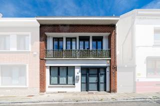 Contact : 071/15.87.87 -> charleroi@weinvest.be<br /><br />We Invest Charleroi vous présente cette maison située à Couillet, proposée à partir de 217.000 €. Offrant de beaux volumes et équipée de tout le confort d'une habitation moderne, ce bien séduira les acquéreurs à la recherche d'une maison économe en énergie, prête à accueillir ses nouveaux propriétaires.<br /><br /><br />Rez-de-chaussée : large hall d'accueil, grande pièce de vie lumineuse comprenant salon et salle à manger avec clim, cuisine équipée.<br /><br />1er étage : hall de nuit desservant trois chambres, dont une équipée d'une climatisation, ainsi qu'une salle de bain.<br /><br />2ème étage : vaste grenier offrant un beau potentiel d'aménagement pour la création de chambres supplémentaires, d'un bureau ou d'un espace de loisirs.<br /><br />Sous-sol : caves.<br /><br />Extérieur<br /><br />Jardin agréable.<br /><br />Équipements<br /><br />Chauffage central au gaz<br />Deux pompes à chaleur<br />Panneaux photovoltaïques<br />Ballon thermodynamique<br />Châssis double vitrage<br />Volets<br />Système d'alarme<br /><br />Une maison familiale bénéficiant d'équipements énergétiques complets et modernes, offrant confort, économies d'énergie et un beau potentiel d'évolution grâce à son grenier aménageable.<br /><br />Faire offre à partir de 217.000 €.<br /><br />Contact : 071/15.87.87 -> charleroi@weinvest.be<br /><br />Annonce à titre indicatif et non contractuelle, sous réserve d'inexactitude.