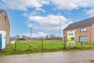 <p>Gelegen in een doodlopende straat, doch centraal.<br /><br />Bouwmogelijkheden: <br />Bouwdiepte : maximum 12m<br />Bouwbreedte: maximaal 11m<br />Bouwdiepte verdieping idem als op het gelijkvloers niveau<br />Twee volwaardige bouwlagen<br />Dakhelling vrij te kiezen. <br />Maximale kroonlijsthoogte 6m50 indien plat dak, maximum 4m50 indien hellend dak. <br /><br />Stedenbouwkundige voorschriften en plan te raadplegen onder "documenten". <br /><br />Geen vergunning uitgereikt - Woongebied - Geen rechterlijke herstel- of burgerlijke maatregel opgelegd - Geen voorkooprecht ruimtelijke ordening aanwezig - verkavelingsvergunning.</p>