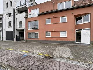 Vous recherchez un confortable appartement de 2 chambres ? La région de Zulte est-elle l'endroit idéal pour vous ?<br /><br />Cet appartement à louer à Heirweg 5/7, Olsene est situé au troisième étage d'une petite résidence. L'appartement dispose d'un salon spacieux et de 2 chambres. L'appartement est situé à Zulte, à proximité des principales routes d'accès.<br /><br />MISE EN PAGE :<br />- hall d'entrée<br />- hall spacieux<br />- cuisine installée <br />- espace de vie spacieux<br />- salle de bain avec lavabo et douche <br />- toilettes<br />- chambre 1<br />- chambre 2<br /><br />AVANTAGES :<br />+ petite résidence<br />+ emplacement central<br />+ sous-sol commun<br /><br />Le moyen le plus rapide pour visiter cette propriété ? Demandez votre visite via le bouton rouge de notre site Web (www.dewaele.com) et vous serez contacté par notre expert en location. Les rendez-vous ne peuvent pas être pris par téléphone. Si vous avez d'autres questions, vous pouvez nous contacter par téléphone au 056 605 605.<br /><br />Les images générées par l’IA sont fournies en guise d'inspiration. Elles ne tiennent pas compte des spécifications techniques, ni des renseignements urbanistiques, ni des possibilités concrètes de réalisation.