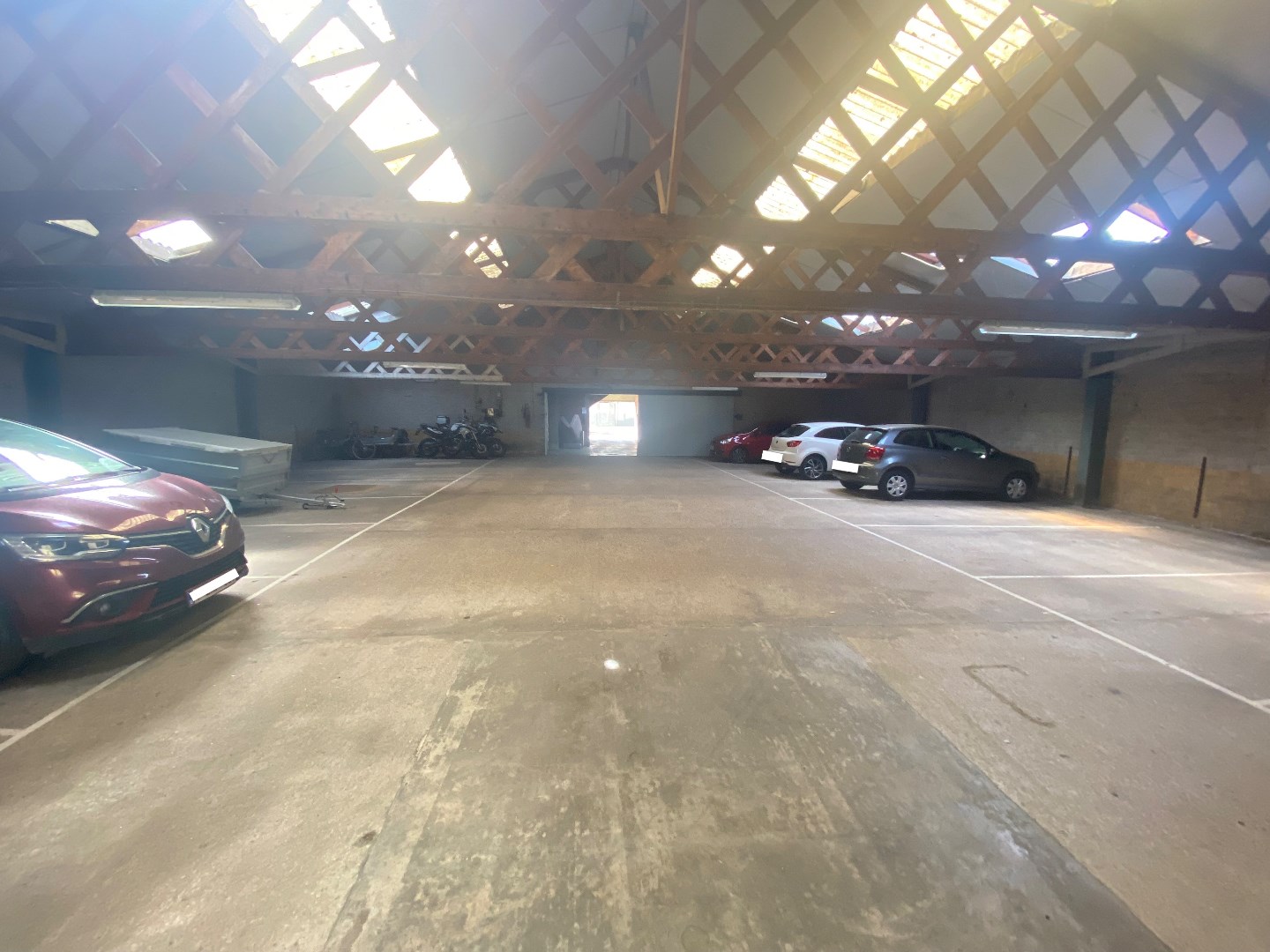 Overdekte autostaanplaats te huur in het centrum van Temse - foto 1