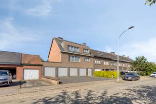 Deze woning is gelegen in de Bulkendreef in Oudenaarde, een enorm gegeerde locatie dankzij zijn sterke ligging, de nabijheid van het centrum van Oudenaarde. Gelegen op wandel- en fietsafstand van de Markt, winkels, horeca, openbaar vervoer en het station, met bovendien een vlotte verbinding met de N60. <br /><br />Ben je op zoek naar een uitzonderlijk ruime en veelzijdige woning in Oudenaarde? Wil je wonen combineren met werken of ben je op zoek naar een kangoeroewoning? Deze uiterst ruime woning met een bewoonbare oppervlakte van maar liefst 318 m² biedt tal van mogelijkheden en is uniek dankzij zijn veelzijdigheid. De woning heeft bovendien ook een gezellige groene buitenruimte waar je ook heerlijk kan genieten. <br /><br />Dankzij de grote leefruimtes, 5 slaapkamers, 2 keukens, 2 badkamers en de vierdubbele inpandige garage is deze woning uniek in zijn soort. <br /><br />Bij het binnenkomen kom je terecht in een inkomhal met vestiairekast en een apart toilet. Op het gelijkvloers bevinden zich, naast de 4 garageboxen, een ruime leefruimte, een keuken, een apart toilet en een praktische stockageruimte.<br /><br />Op de eerste verdieping vinden we opnieuw een ruime leefruimte met keuken, een slaapkamer, een badkamer met douchebad en lavabo, een apart toilet en een aangenaam balkon.<br />De tweede verdieping beschikt over maar liefst vier slaapkamers. Daarnaast is er een tweede badkamer met bad en lavabo en opnieuw een apart toilet. Hierdoor is de woning bijzonder geschikt voor een groot gezin, maar zijn er ook tal van andere woonmogelijkheden.<br /><br />Een absolute meerwaarde is de inpandige dubbele garage. Naast plaats voor twee wagens biedt deze ruimte ook heel wat mogelijkheden voor fietsen, materiaal en opslag. <br /><br /><br />Ontdek deze eigendom en al zijn troeven, tijdens een bezoek ter plaatse. Contacteer Margaux op 0479 61 53 82 of op info@immomargaux.be