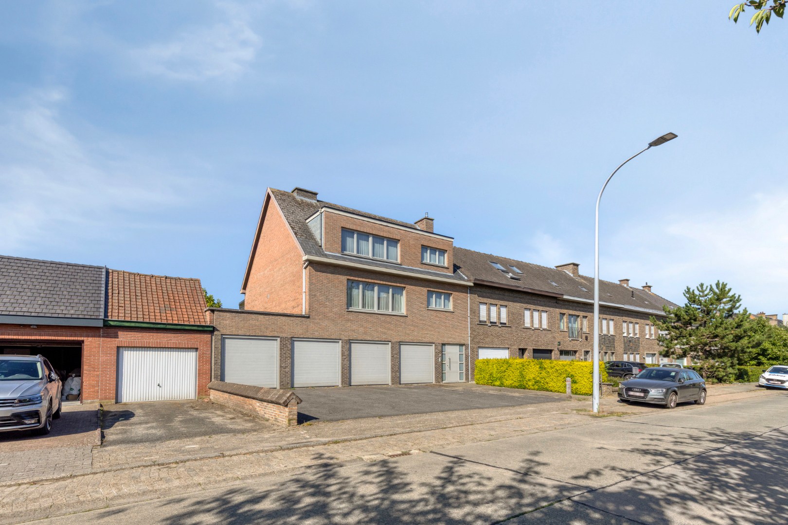 Grote gezinswoning met talrijke mogelijkheden en 4 garageboxen - foto 2
