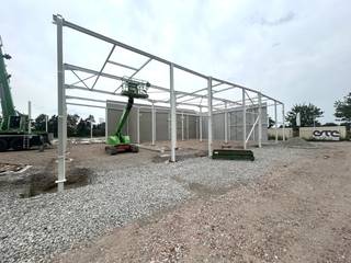 <strong><u>VERGUND PROJECT - *** LAATSTE UNITS TE KOOP ***</u></strong>: Het nieuw te realiseren bedrijvenpark <strong>STEEN</strong> in Laarne omvat <strong>15 KMO-units</strong> met oppervlaktes van <strong>210 m² tot 1.810 m²</strong>. Units kunnen bovendien gekoppeld worden tot grotere bedrijfsruimtes, wat dit project bijzonder geschikt maakt voor groeiende ondernemingen.<br /><br /><strong><u>Aangeboden unit:</u></strong> C.6 – 293 m² (incl. 3 parkings)<br /><br />Het KMO-park is gelegen in de <strong>industriezone Laarne Veldmeers</strong>, centraal in de driehoek <strong>Gent – Wetteren – Destelbergen</strong>. De site is vlot bereikbaar via:
<ul>
<li><span>de <strong>R4</strong> (op slechts 5 minuten),</span></li>
<li><span>de <strong>E17 (afrit Beervelde)</strong>,</span></li>
<li><span>en met een snelle aansluiting naar de <strong>E40 (Klaverblad)</strong>.</span></li>
</ul>
<strong>Technische kenmerken</strong><br />De units (conform <strong>brandklasse C</strong>) worden gebouwd in een duurzame <strong>staalstructuur</strong>, gecombineerd met <strong>geïsoleerde beton- en sandwichpanelen</strong>, en zijn standaard uitgerust met onder meer:
<ul>
<li><span>vrije hoogte van <strong>6 meter</strong></span></li>
<li><span><strong>lichtstraat</strong> met rookluik</span></li>
<li><span><strong>automatische sectionale poort</strong> (ca. 4 m breed x 4,20 m hoog)</span></li>
<li><span><strong>afzonderlijke inkomdeur</strong></span></li>
<li><span><strong>polybetonvloer</strong></span></li>
<li><span><strong>individuele nutsvoorzieningen</strong> (elektriciteit en water)</span></li>
<li><span>minimum <strong>2 privatieve parkeerplaatsen per unit</strong> (inbegrepen in de prijs)</span></li>
</ul>
De <strong>bouwvergunning</strong> werd ingediend; <strong>oplevering</strong> is voorzien <strong>Q4 2026</strong> (onder voorbehoud).<br /><br /><strong>Interesse of vragen over de mogelijkheden?</strong><br />Neem gerust contact op met <strong>Thomas</strong>: 0475 32 51 89 - thomas@arcade-vastgoed.be