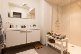 Appartement met energieklasse A, een badkamer, tuin en 109m² woonoppervlakte.
In een kleinschalige residentie geniet je van het comfort van een appartement met het gevoel van een huis. Vanuit je privatieve tuin stap je via een eigen poort rechtstreeks het wandelpad van natuurgebied Osbroek op. Tegelijk woon je vlak bij het centrum van Aalst en de E40. Mobiscore: 8,7/10.

Dit energiezuinige appartement (2017) biedt iets zeldzaams: veel buitenruimte en de natuur letterlijk aan de achterdeur, met regelmatig eekhoorns en occasioneel zelfs een reetje.

Het appartement heeft 109 m² bewoonbare oppervlakte, een ruime lichtrijke leefruimte met aansluitende keuken en 2 slaapkamers. Eén slaapkamer is ingericht als bureau/thuiswerkruimte met ingebouwde kasten.
De keuken met eiland met mega veel opbergruimte is volledig ingericht met Siemenstoestellen: combi-oven, ingebouwde koelkast en diepvriezer, inductiekookplaat, ingebouwde dampkap en vaatwasser. Verder is er een private berging/wasruimte in het appartement. En een gemeenschappelijke fietsenberging in de kelder, kleine gemeenschappelijke berging onder de trap en autostaanplaats voor de deur.

Met E-peil E54, gasverwarming, goede isolatie en ventilatiesysteem type D (balansventilatie) is het appartement energiezuinig en comfortabel in zomer en winter.
In 2025-2026 bedroeg de kost elektriciteit + verwarming 800€ voor 1 jaar

108 m² buitenruimte:

voorterras ca. 30 m² (ZW)
achterterras 12,6 m² (NO)
privatieve tuin ca. 63 m² (NO)
eigen toegang tot het Osbroek.

Op wandelafstand: padel- en tennis, Park van Aalst, stad

Extra:

* Mobiscore 8,7/10
* gemeenschappelijke fietsenberging
* mogelijkheid zonnepanelen
* gemeenschappelijke kosten ca. €225/kwartaal (m.a.w. 75€/maand)
* verkoop onder registratierechten (2% of 12%)
* aangename kleinschalige gemeenschap; syndicus is bewoner/eigenaar
* indien nodig: verhuur (gemeubeld) in afwachting van akte bespreekbaar
* fan van het interieur? De meest zaken kunnen blijven.

