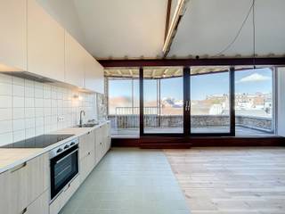 <strong>BEZOEK ENKEL AANVRAGEN VIA IMMODAVINCI.BE<br /></strong>Wenst u een bezoek? Gelieve NIET te BELLEN maar uw bezoek aan te vragen via www.immodavinci.be.<br />Ga naar het pand dat u interesseert en druk op de knop “Bezoek Aanvragen” onderaan de profielfoto van de contactpersoon.<strong><br /><br />LIGGING<br /></strong><span>Dit instapklare duplexappartement is uitstekend gelegen aan de Martelaarslaan en geniet van een bijzonder vlotte bereikbaarheid. Het centrum, de R4, diverse uitvalswegen en autostrades zijn eenvoudig bereikbaar. </span><span>In de directe omgeving vindt u een ruim aanbod aan winkels, supermarkten en onderwijsinstellingen. Dankzij de uitstekende mobiliteit staat u bovendien met de fiets of het openbaar vervoer in een mum van tijd in het stadscentrum. </span><span>Ook natuurliefhebbers komen hier volledig aan hun trekken: het prachtige natuurreservaat Bourgoyen-Ossenmeersen en de recreatieve Blaarmeersen bevinden zich op wandel- en fietsafstand. Kortom: een ideale combinatie van stadsleven, bereikbaarheid en groen.</span><span><br /></span><br /><strong>INDELING<br /></strong><span>Dit stijlvolle duplexappartement bevindt zich in een kleinschalige residentie met op het gelijkvloers een praktijkruimte, wat zorgt voor extra rust en privacy in de avonduren. </span><span>Het appartement combineert hedendaags wooncomfort met charmante authentieke elementen zoals hoge plafonds, sierschouwen, karaktervolle bakstenen muren en grote raampartijen die zorgen voor een overvloed aan natuurlijk licht in elke ruimte. </span><span>Op het gelijkvloers bevinden zich twee ruime slaapkamers en een volledig uitgeruste badkamer met ligbad, inloopdouche en dubbele wastafel. Daarnaast is er een apart gastentoilet. </span><span>Via de trap bereikt u de bovenverdieping voorzien van een lichtrijke open leefruimte. Deze bestaat uit een gezellige zithoek en een eetplaats met open, volledig ingerichte keuken. Naast de keuken bevindt zich nog een derde kamer met mezzanine, ideaal als derde slaapkamer, bureau of hobbyruimte. </span><span>Tot slot beschikt het appartement over een ruim en zonnig terras met open zicht. De combinatie van authentieke elementen en speelse kleuren maken van dit appartement een uniek en sfeervol geheel.<br /></span><br />Huurprijs: € 1.500 / maand<br />Voorschot EGW: € 200 / maand<br />Termijn huurovereenkomst: 1 jaar<br /><span>Beschikbaar: 1 mei 2026</span><br />DOMICILIE VERPLICHT!<br /><br /><strong>BEZOEK AANVRAGEN ENKEL VIA DE WEBSITE IMMODAVINCI.BE</strong>