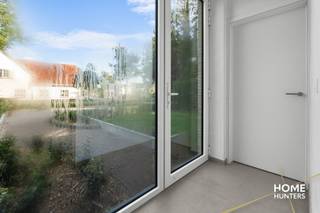 Op een unieke en rustige ligging in Houthulst vind je dit nieuwbouwproject dat comfort, stijl en charme prachtig combineert. Gelegen op wandelafstand van het centrum en grenzend aan het groene kasteeldomein “Kasteel de Groote”, woon je hier in een oase van rust, maar toch dicht bij alles wat je nodig hebt.<br /><br />Bij het binnenkomen word je meteen verwelkomd door een gezellige inkomhal met gastentoilet. De lichtrijke leefruimte met grote raampartijen vormt het hart van de woning: een warme plek waar je samenkomt, geniet en ontspant. De open keuken met stijlvol kookeiland nodigt uit om met familie of vrienden gezellig te koken en tafelen. Daarnaast is er een praktische bureauruimte, die eenvoudig kan worden ingericht als extra slaapkamer dankzij de voorziene aansluitingen – ideaal voor levenslang wonen.<br /><br />Boven vind je drie ruime slaapkamers die rust en privacy bieden, samen met een moderne badkamer uitgerust met een dubbele lavabo en een inloopdouche. Alle ruimtes zijn afgewerkt met kwaliteitsvolle materialen die zorgen voor een verfijnde uitstraling en een gevoel van exclusiviteit.<br /><br />Ook buiten is het heerlijk vertoeven: de woning beschikt over een prachtig aangelegde tuin rondom, met tuinmuur en tuinberging – de perfecte plek om te genieten van zonnige dagen of gezellige avonden. Deze woning combineert huiselijkheid met klasse. <br /><br />De vermelde prijs is exclusief 21% BTW, neem gerust contact met ons op voor meer informatie of een toelichting op de mogelijkheden.