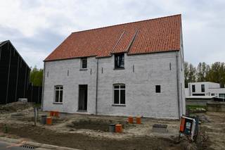 Prachtige Landelijke woning met mogelijk 4 slaapkamers ! Indeling : Inkomhal , apart toilet , woonkamer met open keuken , berging .Verdiep : 3...