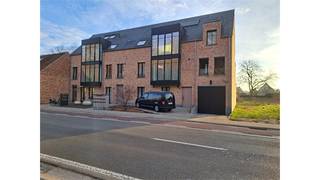 Een recent appartement op de eerste verdieping bestaande uit een ruime woonkamer met open, ingerichte keuken, 1 slaapkamer met badkamer,...