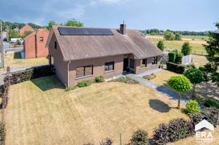 Gelegen in een groene, landelijke omgeving, omgeven door velden, biedt deze instapklare woning met nieuwe keuken en badkamer, volop rust en...