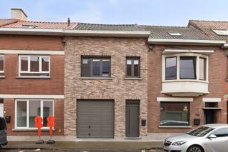 Op een vlot bereikbare ligging in Heule bevindt zich deze volledig en kwalitatief gerenoveerde woning waar comfort, licht en energiezuinigheid centraal staan. Dankzij de grondige renovatie en moderne technieken behaalt de woning een gunstig EPC-label B.De inkomhal geeft toegang tot de lichtrijke leefruimte met grote raampartijen en een lichtstraat. De open indeling sluit naadloos aan op de keuken met zicht op de tuin. Vanuit de leefruimte bereikt u het terras en de zuidgerichte tuin van ca. 250 m², waar u de hele dag door van de zon kan genieten.Op het gelijkvloers bevindt zich ook een badkamer naast het terras, uitgerust met bad, douche, lavabo en toilet.Op de eerste verdieping bevinden zich twee slaapkamers, een gedeelde badkamer en een apart toilet in de gang. De tweede verdieping herbergt de master bedroom met mooi uitzicht op de tuin.De woning werd technisch volledig vernieuwd en voorzien van vloerverwarming, warmtepomp en zonnepanelen. Daarnaast zijn ook de daken vernieuwd, de woning volledig geïsoleerd en alle leidingen vervangen.Verder beschikt de woning over een kelder en een garage met sectionale poort, voorzien van codeklavier en afstandsbediening.Een ideale opportuniteit voor wie op zoek is naar een energiezuinige, instapklare woning met veel licht en een mooie zuidgerichte tuin in het mooie Heule nabij Kortrijk.Bezoekmoment voorzien op 1, 4 en 5 april.De algemene voorwaarden van Dewaele DIY kunt u steeds raadplegen via dewaele.com.