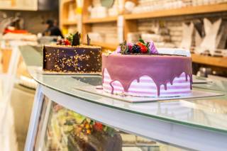 Zoek niet langer! Dit gebouw is een uitstekende opbrengsteigendom met gegarandeerde inkomsteni<br /><br /><strong>Het handelsgelijkvloers is momenteel verhuu</strong>rd met een lopend huurcontract<strong> tot minstens 2033,</strong> wat zorgt voor een stabiele en voorspelbare opbrengst.<br />De commerciële ruimte beschikt over een ruime toonzaal, ideaal voor het presenteren van producten of diensten, met aansluitend een grote opslagruimte voor efficiënt voorraadbeheer.<br />Achteraan bevindt zich een praktische buitenruimte. Hier zijn bovendien twee privatieve parkeerplaats voorzien met uitweg via de Terlindenhofstraat — een absolute meerwaarde. De bovenverdiepingen bieden aanzienlijk potentieel: hier kunnen meerdere appartementen worden ingericht.<br /><br />Deze verdiepingen dienen <strong>nog volledig gerenoveerd te worden</strong>, waardoor u dit pand volledig naar eigen visie kan herontwikkelen.<br /><br /><u><strong>Technisch:</strong></u><br />EPC: label D – UC: 2253353-KNR-1<br />Stedenbouwkundige inlichtingen: Vg – WG – Dv – Gvkr – Gvv<br />Renovatieplicht van toepassing<br />Huuropbrengst gelijkvloers: € 3.000/maand<br />Bruto rendement: ca. 5,5%<br /><br />Zin in een bezoek? Neem vandaag nog <strong>contact met ons op  03 369 70 33 </strong>en ontdek het investeringspotentieel van dit handelspand.