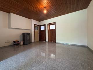<p>Ben je op zoek naar een instapklare woning met ruimte? Dan is deze prachtige woning precies wat je zoekt!<br /><br />Deze recente woning beschikt over:<br /><br />2 slaapkamers, Volledig uitgeruste keuken, mooie leefruimte en een aangenaam terras met tuin.<br /><br />Gelegen dichtbij winkels, scholen, openbaar vervoer en op vlotte afstand van belangrijke invalswegen.<br /><br />Extra troeven: Energiezuinig, volledig geschilderd en instapklaar, veel opbergruimte.<br /><br />Interesse? Neem vandaag nog contact op voor een bezoek op 0492/82.50.00: Jerko</p>