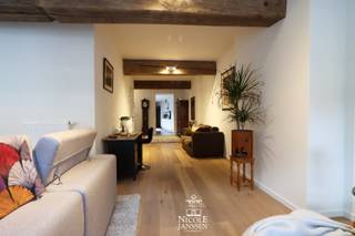 Dit mooie appartement met lift werd ingericht met kwalitatieve materialen. Het sfeervolle karakter en de luchtige ruimtes zijn zeker een troef. Op het gezellige binnenterras kan u in alle privacy genieten. <br />De ligging in het hartje van Maaseik, op wandelafstand van de markt met gezellige restaurantjes en in de nabijheid van winkels, scholen, sportcentra, … is zeker een extra troef. Er is ook een private kelder- en fietsenberging aanwezig. <br />Het appartement is momenteel verhuurd, dus ook ideaal voor de investeerder. <br /><br />=> Eerste verdieping <br />- Gezellige leefruimte met mooie eiken parketvloer<br />- Veel lichtinval in de woonkamer<br />- Authentieke elementen zichtbaar gebleven <br />- Eetruimte naast de keuken<br />- Verzorgde keuken met veel kastruimte<br />- Schuifraam naar het ingesloten terras<br />- Slaapkamer met tegelvloer en toegang naar binnenterras <br />- Deels betegelde en complete badkamer met aansluitend een grote berging/wasplaats<br />- Grote inloopdouche, ligbad en wastafel <br /><br />=> Indeling<br />- Eerste verdieping: inkomhal met lift, woonkamer, keuken, badkamer, slaapkamer, toilet, wasplaats/berging, betegeld binnenterras<br />- Kelder: Private kelderberging