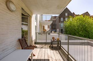 Gelegen in de Willem de Beersteeg 7 bevindt zich dit lichtrijke appartement met een unieke ligging aan het water, in het hart van Gent.<br /><br />EPC: A<br />MOBISCORE: 9,5<br /><br />Perfect voor ouders met studerende kinderen! <br /><br />De Willem de Beersteeg is een rustige steeg in de binnenstad, vlakbij de wijk Patershol / Oud centrum, de straat loopt dood op de Leie, met aan het einde een klein parkje en waterzicht.<br />Op wandelafstand van oa, Gravensteen / Patershol , Vrijdagmarkt, Sint-Baafsplein en met een vlotte aansluiting naar stadsring R40, E17 en E40.<br /><br /><br />Indeling en troeven:<br />Aangename, open leefruimte met veel natuurlijke lichtinval<br />Moderne keuken geïntegreerd in de living<br />3 ruime en lichtrijke slaapkamers met elk een eigen lavabo<br />Gezellig terras, ideaal om te genieten van de buitenlucht<br />Praktische fietsenstalling aanwezig<br /><br />Dit appartement is vergund en geschikt voor verhuur of co-housing en eigen bewoning. <br /><br />Interesse? Neem gerust contact op voor meer informatie of een bezichtiging via eva@vicusvastgoed.be of 0475.69.38.22