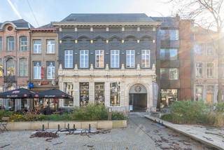 <p>Het Hof van Cortenbach, of door vele Mechelaars gekend als Den Breckpot - naar de wijn-en likeurhandel die er 5 generaties lang gevestigd was - is een zeer bekend &amp; monumentaal handelspand op de Korenmarkt met een rijke geschiedenis. Het ligt tussen Brusselpoort en Ijzerenleen, aan de belangrijkste handelsdriehoek in het midden van de stad, vlakbij parking en congrescentrum Lamot en de pittoreske Vismarkt. De laatste 20 jaar was het pand vooral gekend door de kwaliteitszaken Gybels, Cent pur Cent en The Cacao Project die er hun thuis vonden. Nu is het opnieuw klaar om een nieuwe bezieler te ontvangen die met een sterke visie hier een nieuw concept lanceert, of een bestaand concept uitbreidt naar deze unieke plaats in Mechelen.</p>
<p>Het is een magnfiek pand met grote ruimtes, authentieke hoge plafonds, oude houten balken en prachtige stenen (wentel)trappen, gecombineerd met uiterst praktische zaken zoals aparte zij-ingangen om de 3 verdiepingen en de kelder te bereiken, industriële keukens, knappe toiletinrichtingen, een lift en een dakterras met een adembenemend zicht op andere historische parels in de binnenstad.</p>
<p>Het pand kan zowel in zijn geheel voor een ambitieus totaalproject gebruikt worden, als door aparte ondernemers met creatieve ideeën die een of meerdere verdiepingen een specifieke bestemming geven.</p>
<p>Den Breckpot heeft door zijn grote etalages potentieel voor zowel retail als horeca als andere innoverende concepten.</p>
<p>INDELING:</p>
<p><u>Gelijkvloers</u>: knappe, karaktervolle handelsruimte van +/-156m² met kamerhoge ramen en 2 enorme glazen schuifdeuren als in- en uitgang. Hoog authentiek plafond, brute muren, mooie natuurstenen vloer.</p>
<p>Achteraan bevindt zich een professionele keuken, koelcel, berging, bureau en apart toilet (samen +/-50m²).</p>
<p><u>1e verdieping</u>: industriële open keuken en sanitair +/-52m², sfeervolle feestzaal van +/-122m² met 6 dubbele ramen, parket, bar, klimatisatie en akoestische panelen. De zaal combineert authentieke 18de eeuwse elementen met moderne materialen en kan dienst doen als receptieruimte, vergader- of feestzaal met een capaciteit van 60 à 120 personen, maar het kan uiteraard ook anders ingevuld worden in de toekomst.</p>
<p><u>2e verdieping</u>: professionele meeting room/conferentieruimte van +/-114m², met ingemaakte kasten, projector, akoestisch plafond, knappe design wc’s, heerlijk zuidgericht dakterras van +/-37m² achteraan, en een klein terras (+/-7m²) met technieken.</p>
<p><u>3e verdieping</u>: loungebar (+/-61m²) met panoramisch uitzicht op de elegante O.L.V.-kerk en een groot deel van de stad.</p>
<p><u>Kelder</u>: bijzonder knappe èn ruime wijnkelder in tongewelf, met een professionele rijpingsruimte voor kazen. Hier kunnen tastings of andere zaken georganiseerd worden.</p>
<p>Verder is er nog een achterhuis op het Cortenbachplein dat via het gelijkvloers achteraan verbonden is. Het heeft een originele stenen wenteltrap die leidt naar de verdiepingen. De 1e en 2<sup>e</sup> verdieping hiervan wordt momenteel als stockageruimte gebruikt (telkens +/-25m²).</p>
<p>Het pand wordt zowel te koop als te huur aangeboden – indien iemand met een sterk businessplan komt die graag het pand wil huren ipv kopen, dan wordt dit door de huidige eigenaars met de nodige aandacht bestudeerd en geanalyseerd en zijn ze bereid een nieuwe handelshuur aan te gaan.</p>
<p>Heeft dit pand je hart gestolen en wil je graag een kijkje komen nemen? Neem dan graag contact op met Tinne via 0477 60 21 99 of tinne.schotsmans@quares.be</p>
