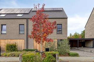 Van harte welkom in deze gezellige, energiezuinige en recente woning (2020) in een rustige nieuwbouwwijk, midden in het bruisende centrum van Heist-op-den-Berg.<br /><br />Je komt binnen via de hal, waar je meteen de handige berging en het gastentoilet ontdekt. In de lichtrijke woonruimte met open keuken is het in elk seizoen heerlijk vertoeven.<br /><br />Op de eerste verdieping bevinden zich drie ruime slaapkamers en een moderne badkamer met inloopdouche en toilet.<br /><br />De zolderverdieping is een volledig afgewerkte polyvalente ruimte (eventueel op te splitsen in twee slaapkamers) met twee kleinere kamers voor de technische ruimte en extra opbergmogelijkheden.<br /><br />Buiten kom je tot rust in de onderhoudsvriendelijke tuin met aangelegd terras.<br /><br />Op de ruime oprit passen drie auto’s, waarvan één onder de (hoge) carport, ook ideaal voor een mobilhome. Achter de carport stal je droog je fietsen en tuinmateriaal in een afgesloten buitenberging.<br /><br />Extra troeven: EPC label A - 7 zonnepanelen - vloerverwarming op het gelijkvloers - gezellige tuin - rustige woonomgeving.<br /><br />Koop nu nog in 2026 en geniet nog van de registratierechten aan 2 % !! <br /><br />Plan gerust je bezoek in en kom zelf ontdekken hoe je in alle rust comfortabel en energiezuinig kunt wonen met alle winkels, restaurants én het station van Heist-op-den-Berg op wandelafstand!