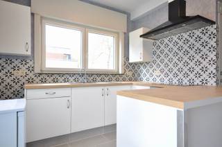 Deze gerenoveerde woning bestaat op het gelijkvloers uit een inkomhal, toilet, ruime leefruimte, veranda en geïnstalleerde keuken. Op de...