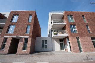<p><span>Nieuwbouwappartement met 3 slaapkamers, gelegen op de eerste verdieping in het centrum van Sint-Antonius. Dit energiezuinige appartement combineert hedendaags comfort met een kwalitatieve afwerking. De lichtrijke leefruimte sluit aan op een zonnig zuidgericht terras aan de voorzijde. De open keuken is volledig uitgerust met moderne toestellen en vormt een mooi geheel met de woonkamer. Het appartement is afgewerkt met parkettegels die zorgen voor een warme, strakke uitstraling.Met drie volwaardige slaapkamers biedt dit appartement (109 m²) voldoende ruimte voor een gezin, thuiswerk of hobbyruimte. Achteraan bevindt zich een grote tuin. Terwijl u naastliggend de kerk en een gezellig pleintje met parkeergelegenheid vind.Extra voorzieningen zoals een fietsenstalling en vuilnislokaal maken het geheel nog praktischer. Bovendien woont u hier uiterst centraal, met openbaar vervoer voor de deur en een bakker en beenhouwer vlak tegenover.Er is de mogelijkheid om twee ondergrondse autostaanplaatsen naast elkaar aan te kopen aan 22.500 euro per plaats.Een ideale combinatie van nieuwbouwkwaliteit, energiezuinig wonen en een topligging.</span></p><p><span>Pluspunten:</span></p><p><span>Warmtepomp - Vloerverwarming</span></p><p><span>EPC label A</span></p><p><span>Elektrische keuring is conform</span></p><p><span> </span></p><p><span>Bel of mail ons voor een bezoekje.</span></p>