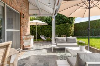<h3>Charmante villa met 4 slaapkamers, dubbele garage en zuidgerichte tuin nabij Leuven<br /><br /></h3>
<p>Deze aangename<span> </span><strong>open bebouwing (villa)</strong><span> </span>uit 1978 is gelegen op een mooi perceel van ca.<span> </span><strong>7a 43ca</strong><span> </span>in een rustige en residentiële verkaveling, op een boogscheut van Leuven en het centrum van Bertem. De woning biedt ca.<span> </span><strong>240 m² bewoonbare oppervlakte</strong><span> </span>en combineert ruimte, comfort en een groene, charmante omgeving.<br /><br /></p>
<p>Via de inkomhal komt u in de ruime en gezellige<span> </span><strong>L-vormige leefruimte</strong>, waar de houtkachel voor extra sfeer en warmte zorgt. Aansluitend bevindt zich de<span> </span><strong>nieuwe keuken (2025)</strong>, praktisch ingericht en klaar om volop van te genieten. Verder beschikt de woning over een handige<span> </span><strong>berging/wasplaats</strong><span> </span>en een ruime garage met plaats voor<span> </span><strong>twee wagens</strong>.<br /><br /></p>
<p>Op de verdieping bevinden zich<span> </span><strong>vier slaapkamers</strong>, elk voorzien van een onderhoudsvriendelijke laminaatvloer. De<span> </span><strong>recente badkamer (2023) </strong>met inloopdouche biedt modern comfort.<br />Extra bergruimte is er in de<span> </span><strong>grote, geïsoleerde stockagezolder</strong><span> </span>en in de kelder.<br /><br /></p>
<p>Een absolute troef is de<span> </span><strong>zuidgerichte tuin</strong>: een heerlijke, groene plek waar rust en ontspanning centraal staan. Het aangelegde terras nodigt uit tot gezellige momenten buiten, terwijl de<span> </span><strong>petanquebaan</strong><span> </span>zorgt voor een extra recreatieve toets.<br /><br /></p>
<p>De woning is bovendien uitgerust met<span> </span><strong>centrale verwarming op gas</strong>, PVC-buitenschrijnwerk met vliegenramen,<span> </span><strong>12 zonnepanelen (2018)</strong>, een<span> </span><strong>regenwaterput van 5.000 liter</strong><span> </span>en een alarmsysteem.<br /><br /></p>
<p>De ligging is bijzonder gunstig: rustig en residentieel, maar tegelijk vlot bereikbaar. Leuven en Bertem-centrum bevinden zich vlakbij en ook de aansluitingen met de<span> </span><strong>E40 en E314</strong><span> </span>zijn snel bereikbaar. Scholen, Bertembos,<span> <strong>I</strong></span><strong>mec</strong><span> </span>en de<span> </span><strong>KU Leuven</strong><span> </span>bevinden zich eveneens in de nabije omgeving.<br /><br /></p>
<p><strong>Een ruime en karaktervolle gezinswoning met vier slaapkamers, dubbele garage, zuidgerichte tuin en uitstekende bereikbaarheid — ideaal voor wie rustig wil wonen met alle voorzieningen en de stad binnen handbereik.</strong></p>