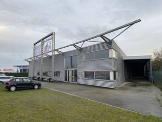 Langs de Rijksweg te Roeselare met een grote zichtbaarheid bevindt zich dit bedrijfsgebouw te koop bestaande uit een magazijn/loods/werkplaats van ca. 1.850 m² met bijhorende burelen en toonzaal van ca. 300 m² verdeeld over 2 verdiepingen. Totale grondoppervlakte van 4.780m²Specificaties magazijn:- 3 laadkades- 2 sectionaal poorten- lichtstraten - drijfkracht - vrije hoogte van 5,5mSpecificaties bureel/toonzaal:- receptie- apart bureel- sanitair blok- toonzaal/bureel op verdiepingRuime manoeuvreerruimte (verhard) voorzien om te laden en te lossen. Voorliggende parking. Gelegen langs de Ring te Roeselare met goede bereikbaarheid. Aarzel niet ons te contacteren indien dit bedrijfsvastgoed bestaande uit een bedrijfsgebouw te koop te Roeselare u kan interesseren.